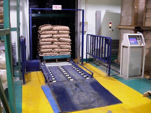 Pallet lifting conveyor