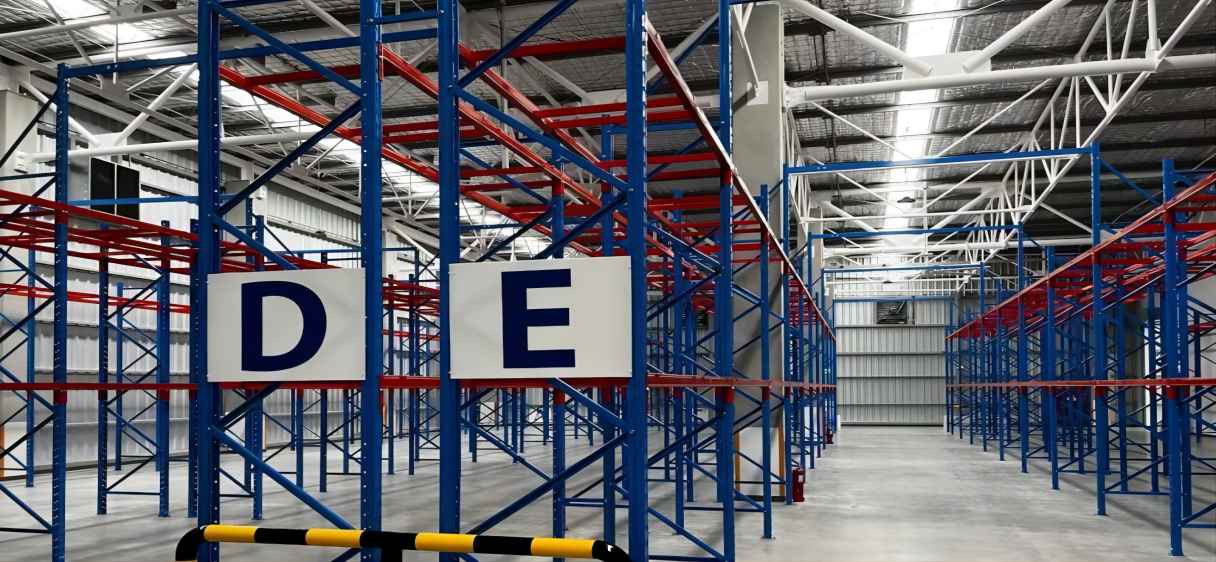 ระบบชั้นวางสินค้าที่ใช้ในสถานที่จัดเก็บสินค้ามีอะไรบ้าง?